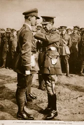 Un ufficiale canadese, il tenente Kent, riceve la Croce Militare, 1914-19
